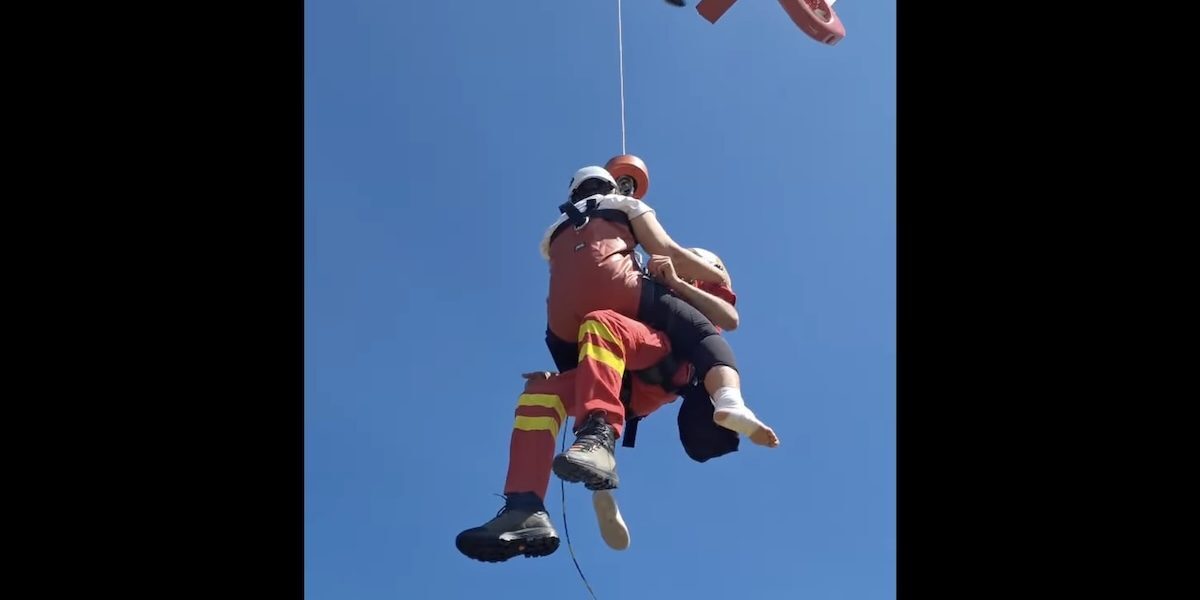 Tineri din Brașov, salvați cu elicopterul din Bucegi după blocaj