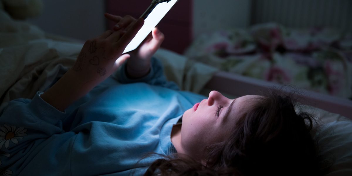 Telefonul de noapte fură somnul adolescenților