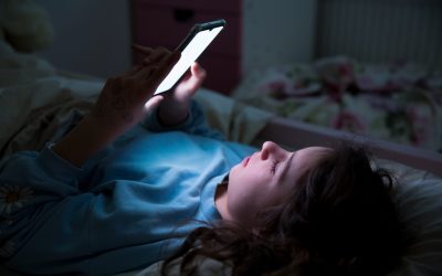 Telefonul de noapte fură somnul adolescenților