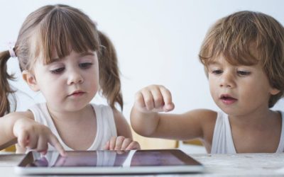 Stresul parental crește timpul copiilor pe ecrane, arată un nou studiu