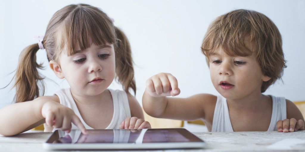 Stresul parental crește timpul copiilor pe ecrane, arată un nou studiu