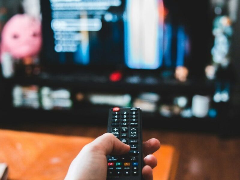 TV și creierul: Cum ne salvăm sănătatea de ecrane
