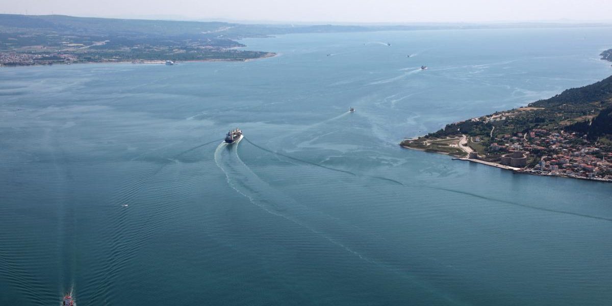 Dardanele blocate: Turcia închide strâmtoarea din cauza atacurilor