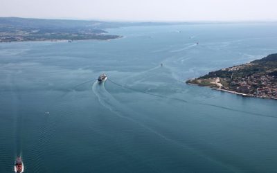 Dardanele blocate: Turcia închide strâmtoarea din cauza atacurilor
