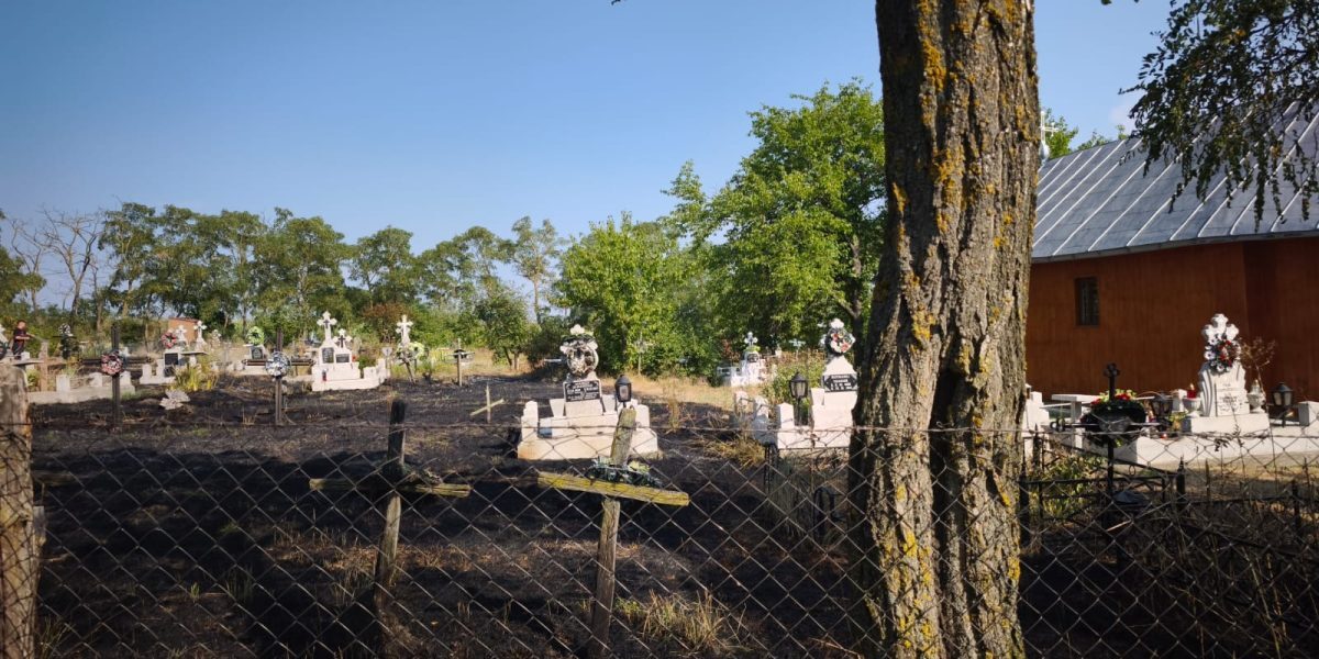 Botoșani: Incendiu devastator în cimitir după o lumânare neglijată