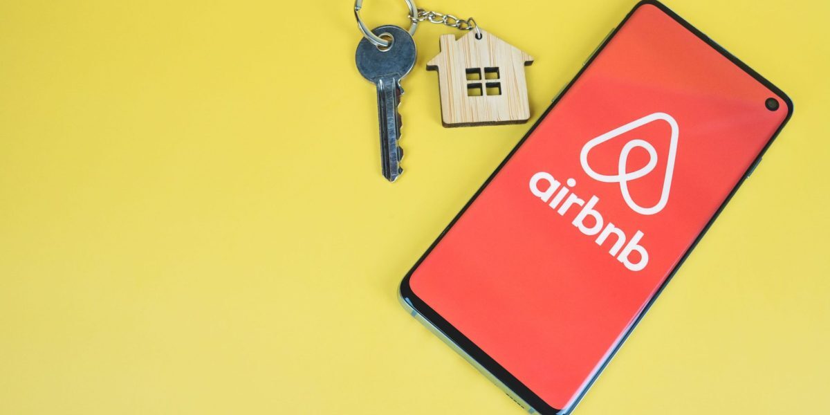 Taxe ascunse pe Airbnb? Ce plătești în 2026
