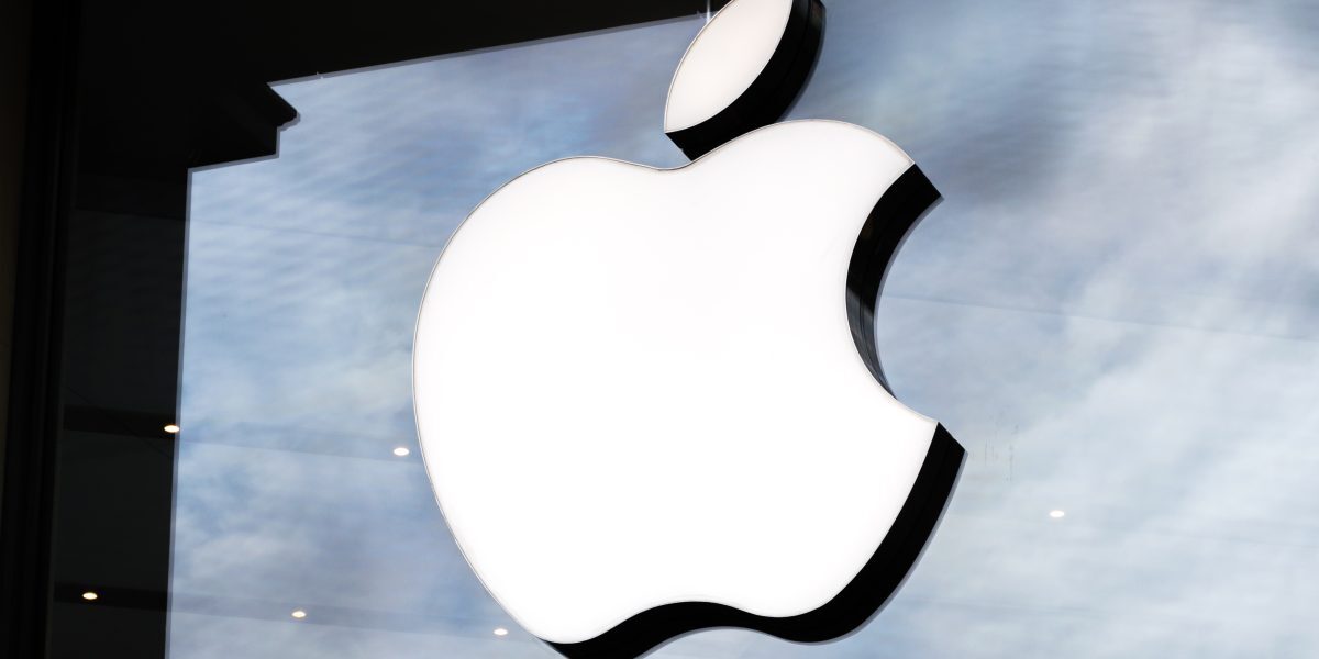iPhone Ultra: Apple lansează azi primul telefon pliabil, totul despre el