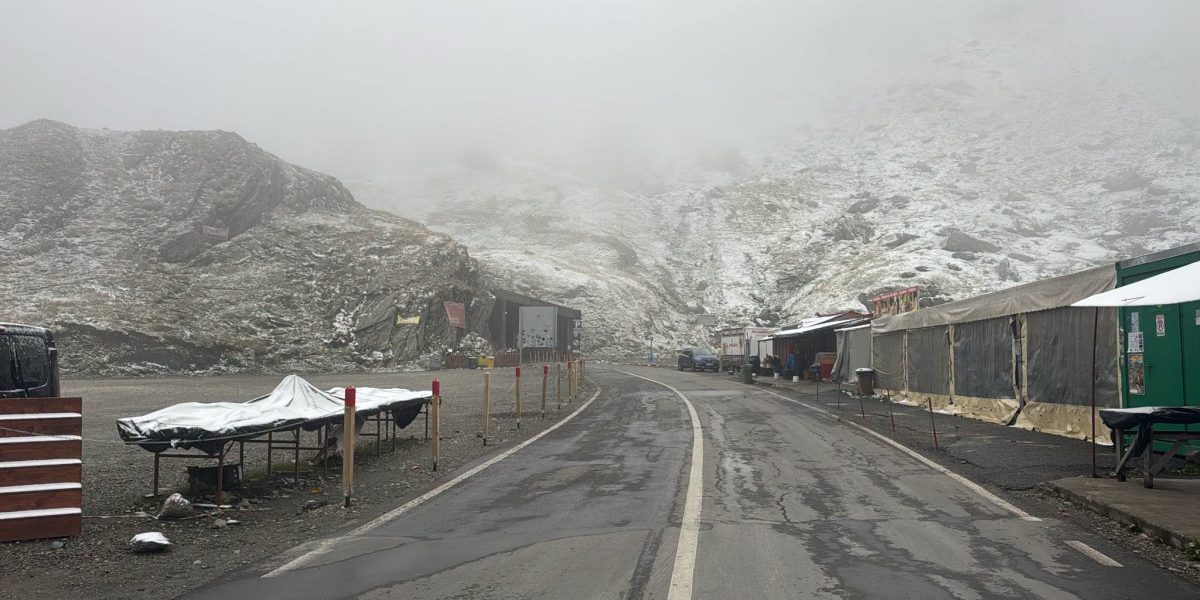 Transfăgărășan sub zăpadă: drumarii intervin, fiți pregătiți