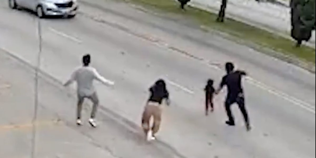Bărbat curajos, aruncat pe șosea pentru a salva o fetiță