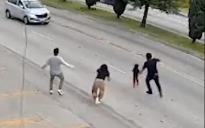 Bărbat curajos, aruncat pe șosea pentru a salva o fetiță