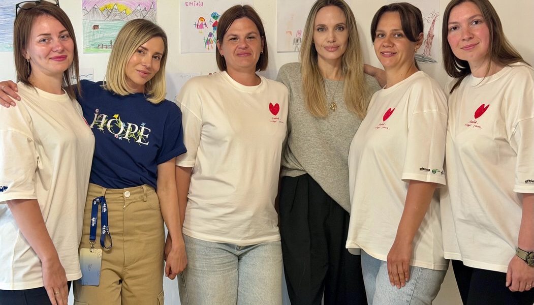 Jolie, gest șocant în Ucraina: Vizită lângă front cu fiul ei