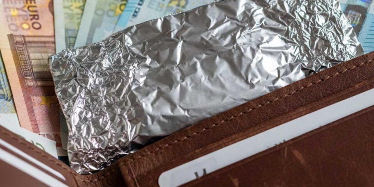 Bani în folie de aluminiu? Secretul păstrării bancnotelor