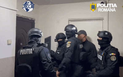 Percheziții masive la Arad în lupta cu drogurile. Zeci de persoane, audiate