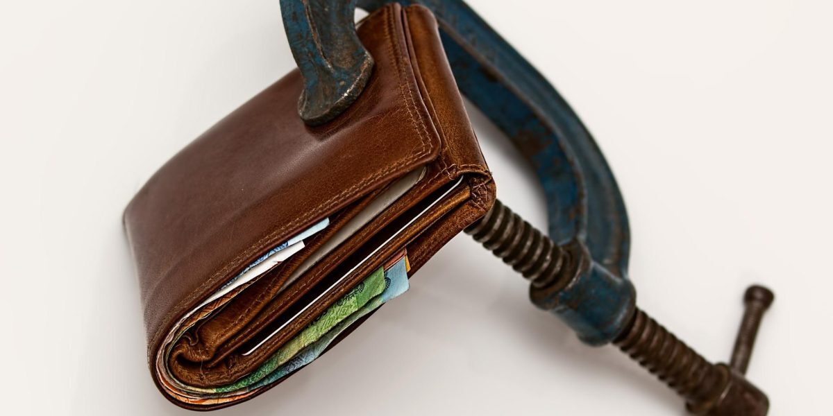 Câștigul mediu net scade: inflația erodează salariile în România