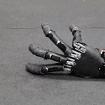 Mâna din Familia Addams, realitate: robotul care mută obiecte singur