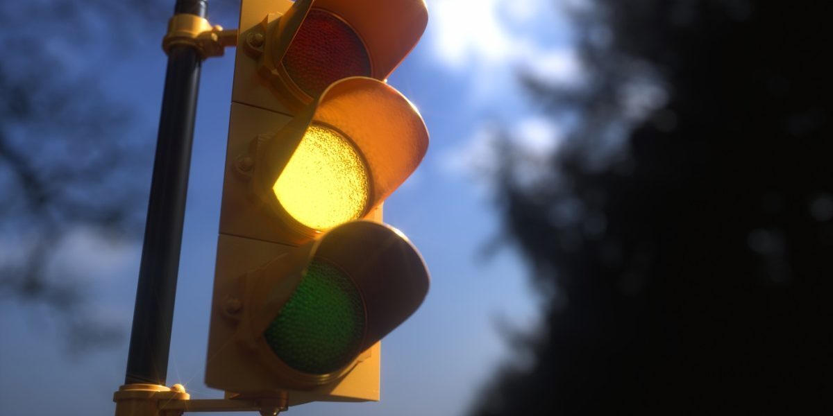 Amenzi-surpriză la semafor: Sistemul anti-vitezomani costă milioane