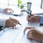 Donație părinți: Ce clauză îți afectează moștenirea