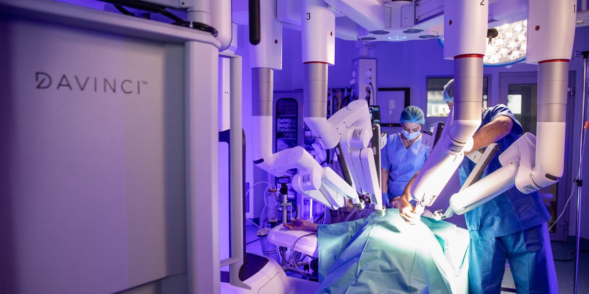 Chirurgie robotică: salvate doi rinichi bolnavi de cancer