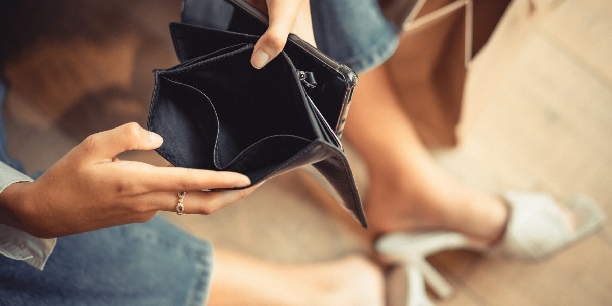 România: Câștigă mai mult, cheltuie mai puțin. Economiștii explică paradoxul