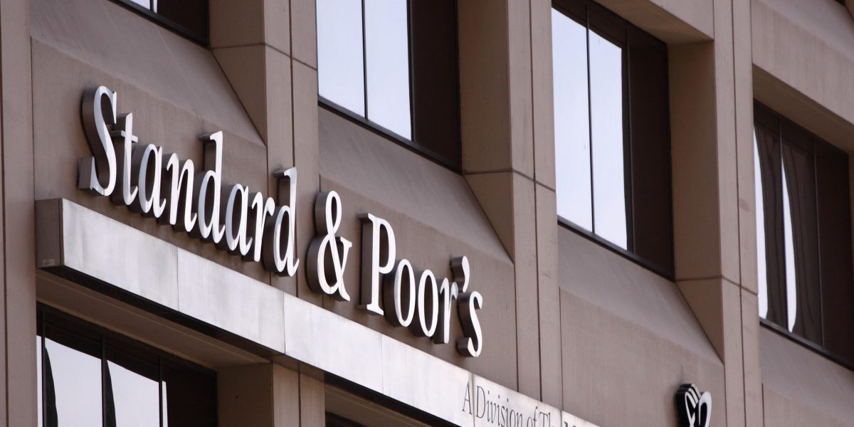 România, scăpată de „junk”: S&P menține BBB- dar avertizează