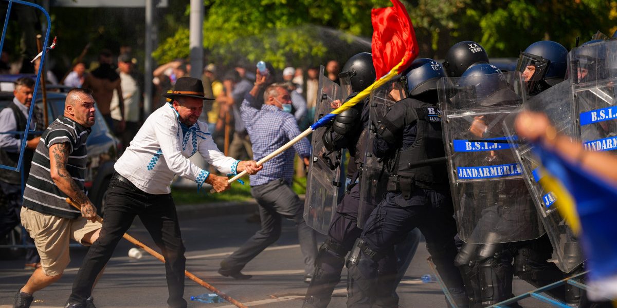 Percheziții masive: 21 vizați după atacurile de la protestul ciobanilor