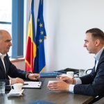 Bolojan criticat: Reforme Bolojan, doar concedieri la primării și Guvern