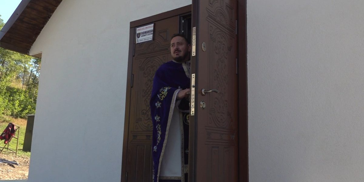 Preot fals cu biserică online: înșela sute de credincioși din toată țara