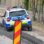 Mașină de poliție blocată în asfalt la Brașov. Polițiștii: „Oricine greșește”