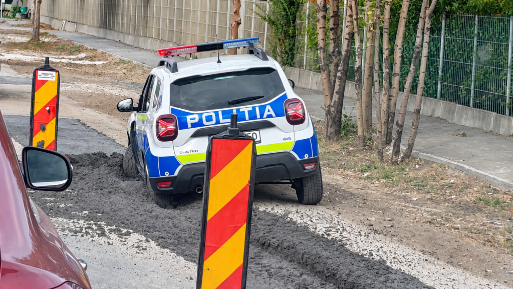 Mașină de poliție blocată în asfalt la Brașov. Polițiștii: „Oricine greșește”