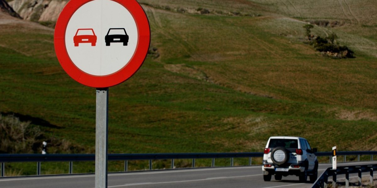 Depășire lentă: accelerați legal peste limită
