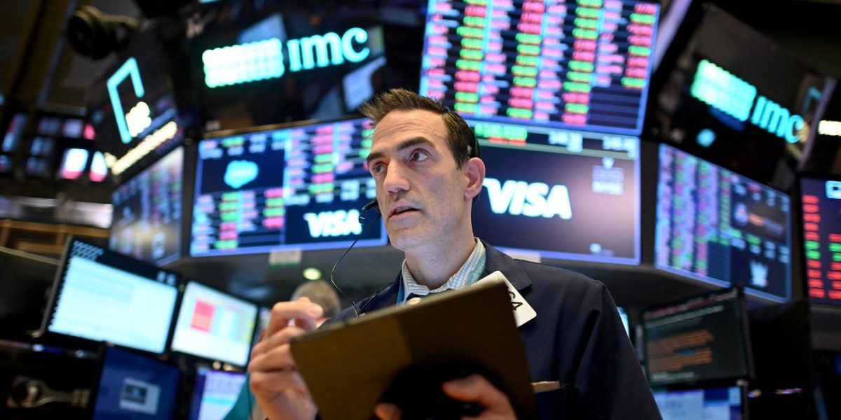 Wall Street în fierbere: Vânzări masive de titluri de stat, dobânzi la maxim din 2002